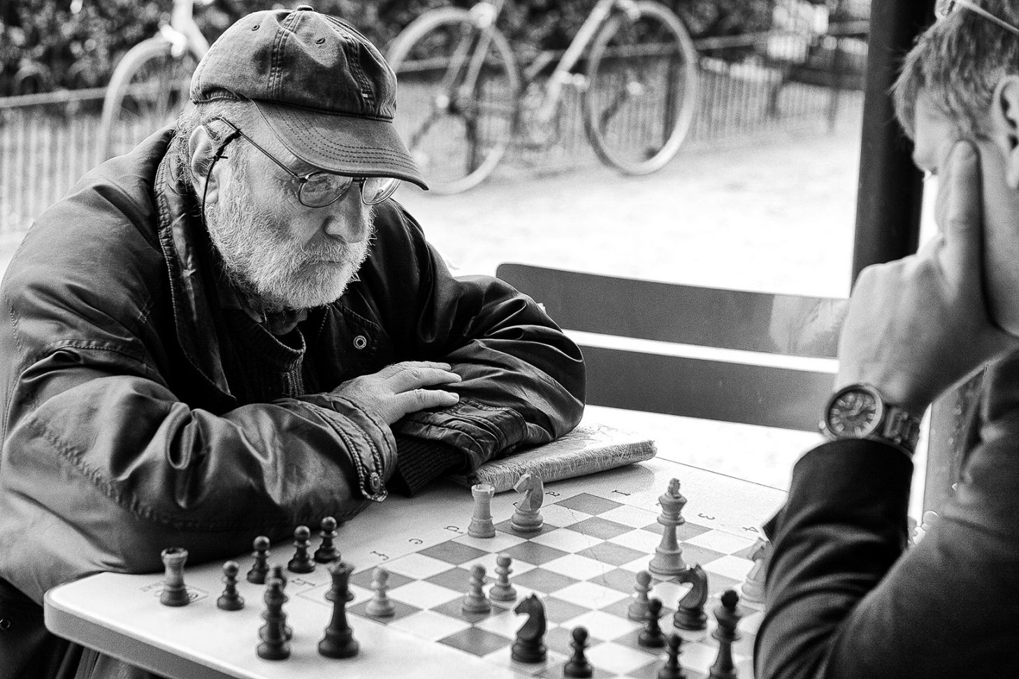 unusual Paris - watching chess players at Luxembourg gardens